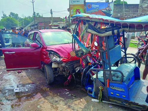 कार ने तीन बाईक समेत एक ई-रिक्शा वाहन में मारी टक्कर, चार लोग जख्मी