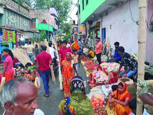 दीपावली, काली पूजा एवं छठ महापर्व की खरीदारी को लेकर बाजारों में उमड़ी भीड़