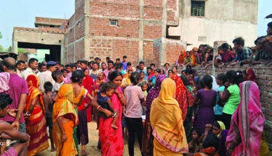 घात लगाकर बैठे अपराधयिों ने एक युवक को पीट-पीट कर उतारा मौत के घाट