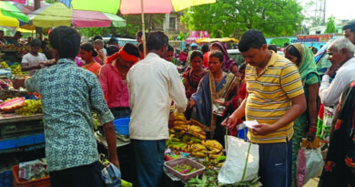 पति की दीर्घायु की कामना करने के लिए महिलांए कल रखेंगी वट सावित्री व्रत, बाजार में जमकर हुई खरीदारी