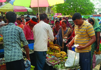 पति की दीर्घायु की कामना करने के लिए महिलांए कल रखेंगी वट सावित्री व्रत, बाजार में जमकर हुई खरीदारी