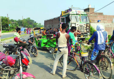 सीएनजी व ट्रक की टक्कर में 15 वर्षीय बच्ची की मौत, चार लोग घायल