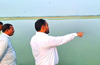 डीएम ने बाढ़ निरोधात्मक कार्य का किया निरीक्षण, दिया निर्देश