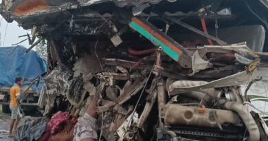 दो ट्रकों में टक्कर, दोनो चालकों की मौत
