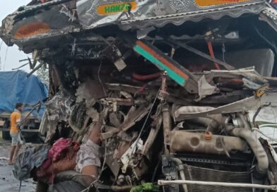 दो ट्रकों में टक्कर, दोनो चालकों की मौत