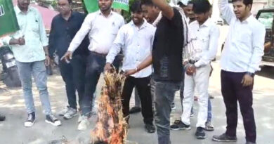 लाठीचार्ज के विरोध में कांग्रेसियों ने जलाया मुख्यमंत्री का पुतला