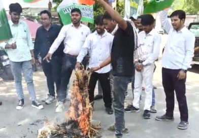 लाठीचार्ज के विरोध में कांग्रेसियों ने जलाया मुख्यमंत्री का पुतला