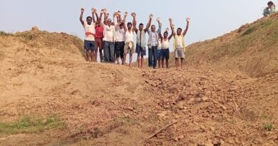 मनरेगा के तहत डांढ़ खुदाई में लापरवाही बरतने का आरोप लगाकर ग्रामीणों ने किया प्रदर्शन: