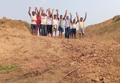 मनरेगा के तहत डांढ़ खुदाई में लापरवाही बरतने का आरोप लगाकर ग्रामीणों ने किया प्रदर्शन: