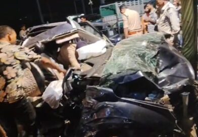 तेज रफ्तार कार की पेड़ से टक्कर के बाद उड़े परखच्चे, तीन की मौत, एक गंभीर