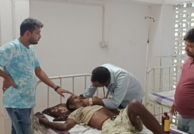 आम तोड़ने के दौरान पेड़ से गिरकर एक बालक समेत एक वृद्ध हुआ जख्मी:स्थिती गंभीर, रेफर