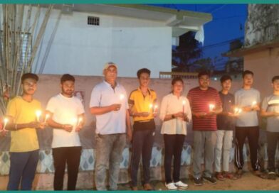 अहमदाबाद विमान हादसे में मृतकों की आत्मा की शांति के लिए रोटी बैंक ने निकाला कैंडल मार्च,दी श्रद्धांजलि