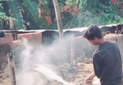 अलाव की चिंगारी से तीन घर जलकर राखः