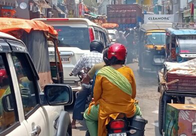 शुक्रवार को भीषण जाम से राहगीरों समेत दुकानदारों की बढ़ी परेशानी