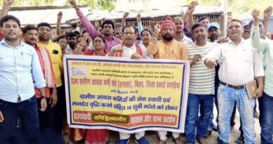 मांगें पूरी नहीं होने तक आंदोलन जारी रहेगा आवास कर्मियों ने दूसरे दिन भी घेरा सरकार को, कामकाज ठप