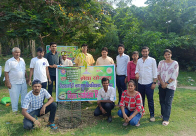 पादप प्रहरी बनकर स्वयंसेवकों ने किया वृक्षारोपण