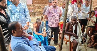 पूर्व विधायक मनीष कुमार पहुंचे सिकानपुर, पीड़ित परिजनों से की मुलाकात