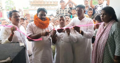 मनरेगा द्वारा निर्मित आंगनबाड़ी केंद्र एवं पुलिया का विधायक द्वारा फीता काट कर किया गया उद्घाटन