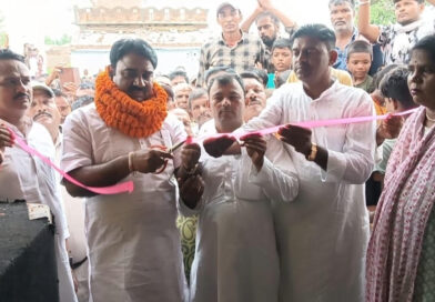 मनरेगा द्वारा निर्मित आंगनबाड़ी केंद्र एवं पुलिया का विधायक द्वारा फीता काट कर किया गया उद्घाटन