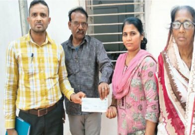 अनुमंडल पदाधिकारी के निर्देश पर मृतक के आश्रित को मिला चार लाख का चेक