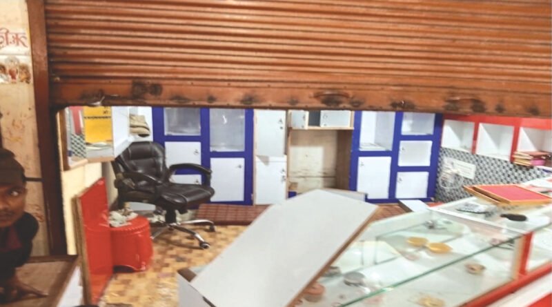 सुपौल में मां ज्वेलर्स की दुकान से 15 लाख की चोरी,शटर तोड़ तिजोरी उठा ले गए बदमाश
