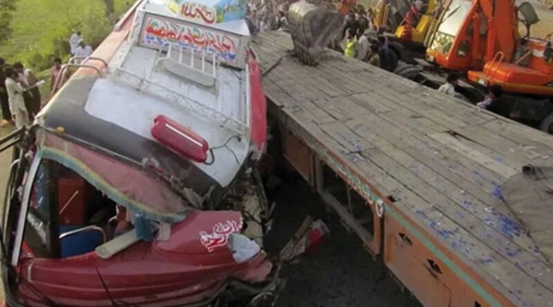 पाकिस्तान में सड़क हादसा, कम से कम 11 लोगों की मौत