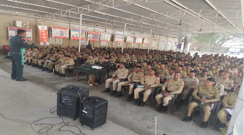 आपदा मित्र शिविर में एसडीआरएफ टीम द्वारा भूकंप राहत और बचाव पर प्रशिक्षण