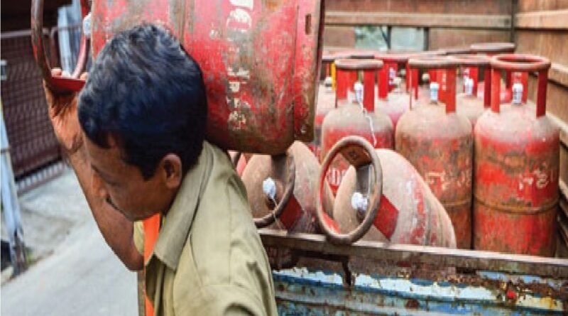 बाजार में गैस की कालाबाजारी,1200 रुपये में बेचा जा रहा घरेलू सिलेंडर