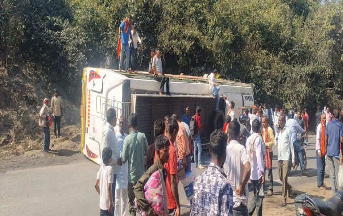 झारखंड के चतरा में टायर फटने से स्लीपर बस पलटी, 12 यात्री घायल, पांच की हालत गंभीर