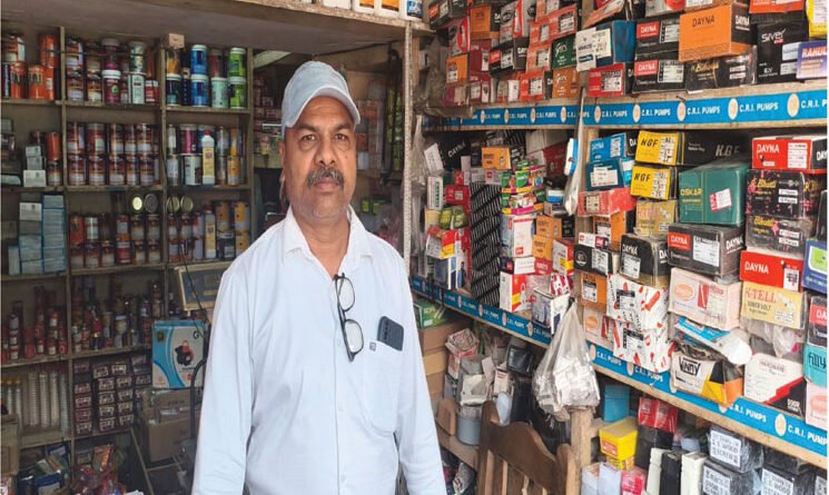 हार्डवेयर दुकान में हुई भीषण चोरी,1.10 लाख नकद समेत सामान ले उड़े चोर