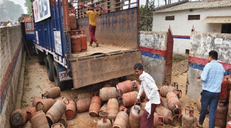 गैस सिलेंडर महंगे होने से बढ़ी परेशानी