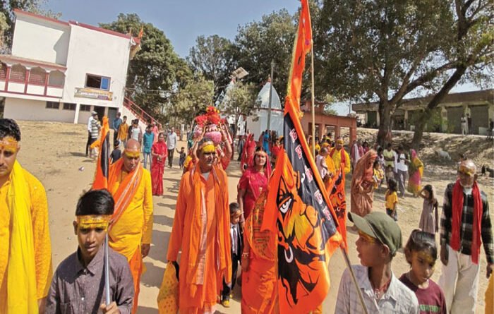 विश्वकर्मा टोला बजरंगबली मंदिर में अखंड संकीर्तन को लेकर निकली भव्य कलश शोभा यात्रा