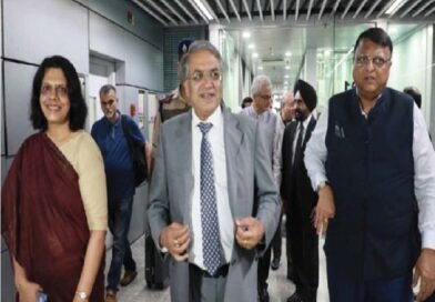 चुनाव आयोग की पूर्ण पीठ राजनीतिक दलों के साथ बैठक करने कोलकाता पहुंची