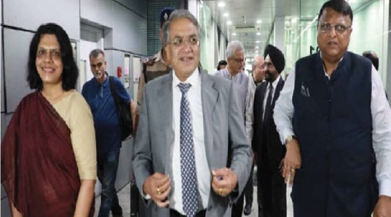 चुनाव आयोग की पूर्ण पीठ राजनीतिक दलों के साथ बैठक करने कोलकाता पहुंची