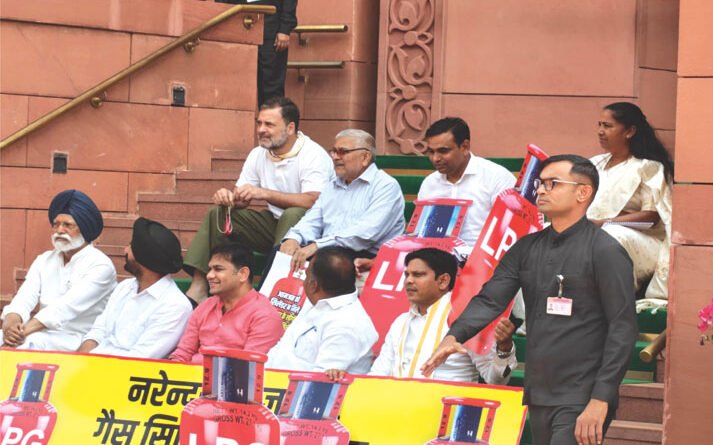 पश्चिम एशिया युद्ध से गैस संकट पर संसद परिसर में विपक्ष का प्रदर्शन