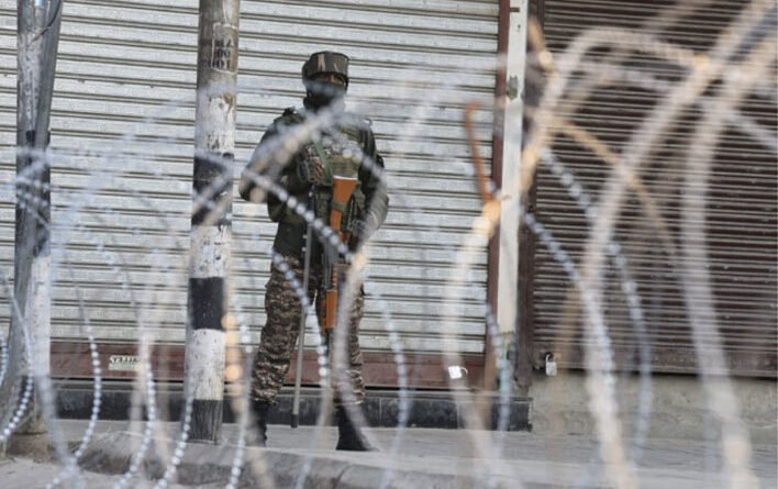 कश्मीर के कई हिस्सों में दूसरे दिन भी विरोध प्रदर्शन, लाल चौक सील किया गया