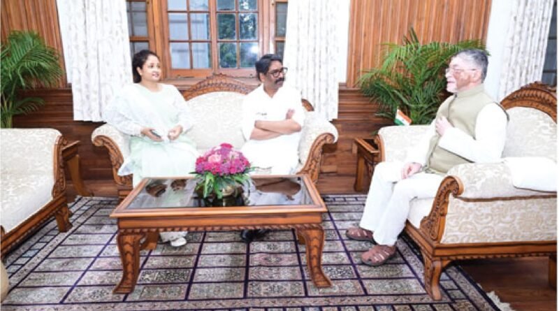 राज्यपाल से मिले मुख्यमंत्री हेमंत सोरेन