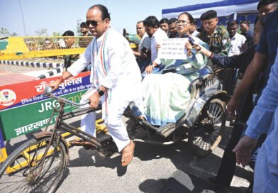 रिक्शे से विधानसभा पहुंच मंत्री इरफान-शिल्पी ने पेट्रोल-डीजल और रसोई गैस की बढ़ती कीमतों के खिलाफ किया प्रदर्शन