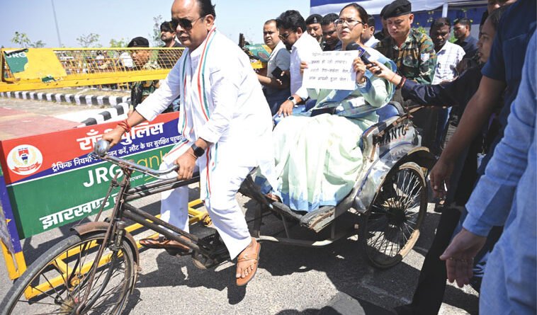 रिक्शे से विधानसभा पहुंच मंत्री इरफान-शिल्पी ने पेट्रोल-डीजल और रसोई गैस की बढ़ती कीमतों के खिलाफ किया प्रदर्शन