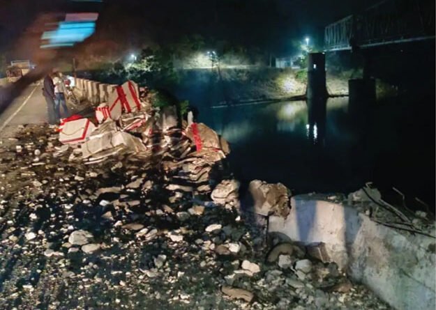 पुल की रेलिग तोड़ ट्रक गिरा डैम में, चालक लापता