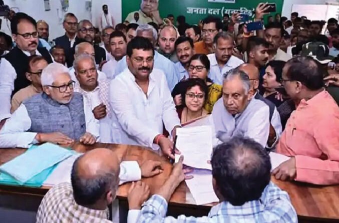 बिहार में राजनीति हलचल के बीच जदयू के प्रदेश अध्यक्ष पद के लिए उमेश कुशवाहा ने नामांकन किया