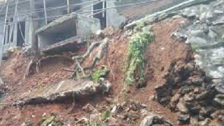 गुवाहाटी के पहाड़ी क्षेत्रों में भारी बारिश के बाद भूस्खलन के खतरे को दर्शाता सांकेतिक चित्र जिसमें कामरूप प्रशासन द्वारा जारी अलर्ट और संवेदनशील क्षेत्रों की मैपिंग को दर्शाया गया है।