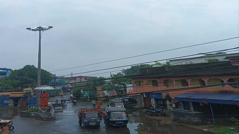 कोलकाता में उमस भरी गर्मी से परेशान लोग और आसमान में छाए बादल, मौसम विभाग का नया अलर्ट और भारी बारिश की भविष्यवाणी।