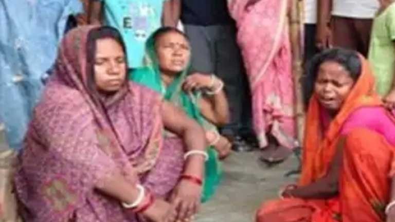 भागलपुर हादसा के बाद कटरिया नदी के किनारे जमा भीड़ और पुलिस द्वारा शव निकाले जाने की घटना का दृश्य