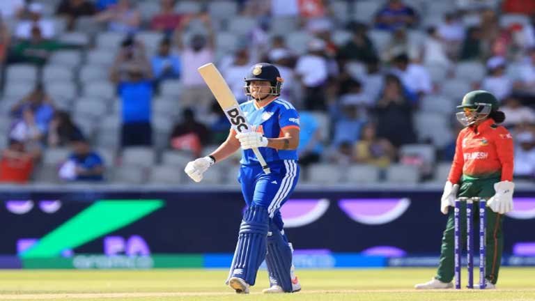 आईसीसी महिला टी20 विश्व कप में शेफाली वर्मा की आतिशी बल्लेबाजी और भारत की बांग्लादेश पर जीत का जश्न