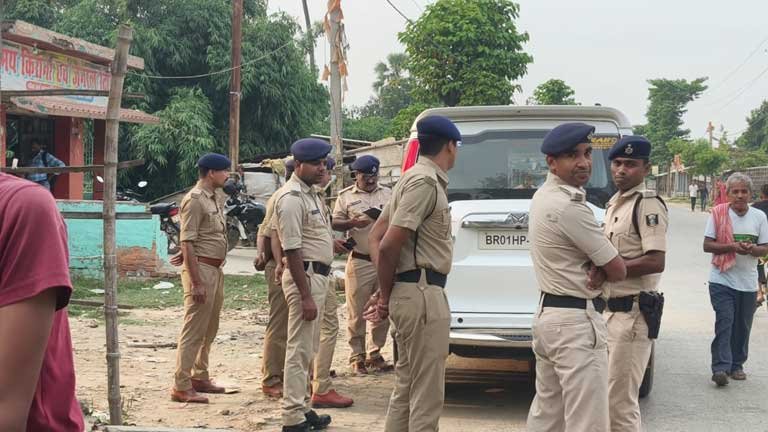 दरभंगा में मोहर्रम जुलूस के बाद हुई हिंसा और तोड़फोड़ की घटना के बाद क्षतिग्रस्त घरों और पुलिस बल की तैनाती का दृश्य।