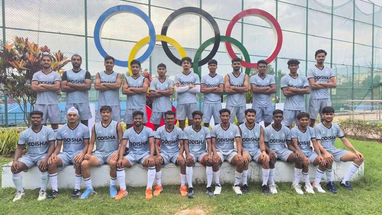 बेल्जियम दौरे के लिए घोषित भारतीय जूनियर हॉकी टीम के कप्तान अनमोल एक्का और मुख्य कोच फ्रेडरिक सोयेज़ की तस्वीर