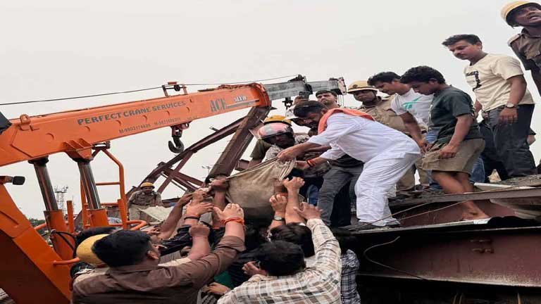 कोलकाता के तारातला में निर्माणाधीन गोदाम ढहने के बाद राहत और बचाव कार्य में जुटी एनडीआरएफ और सेना की टीम का रेस्क्यू ऑपरेशन।