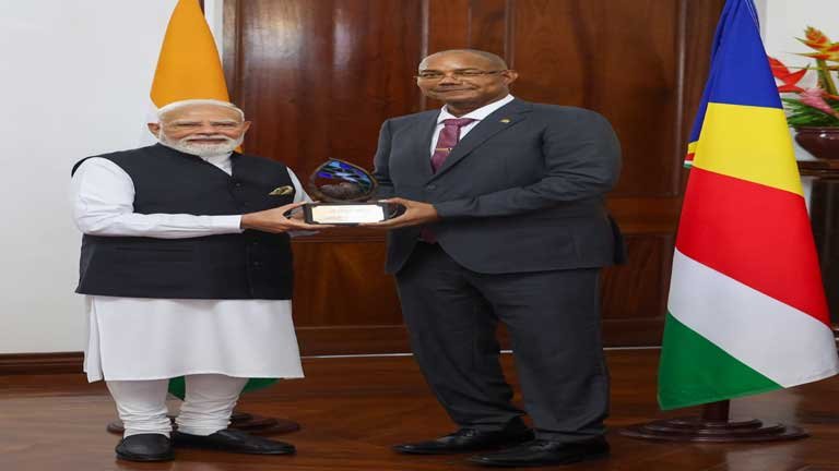 प्रधानमंत्री मोदी को सेशेल्स सरकार द्वारा गार्जियन ऑफ द ब्लू होराइजन सम्मान प्रदान करते हुए राष्ट्रपति पैट्रिक हर्मिनी