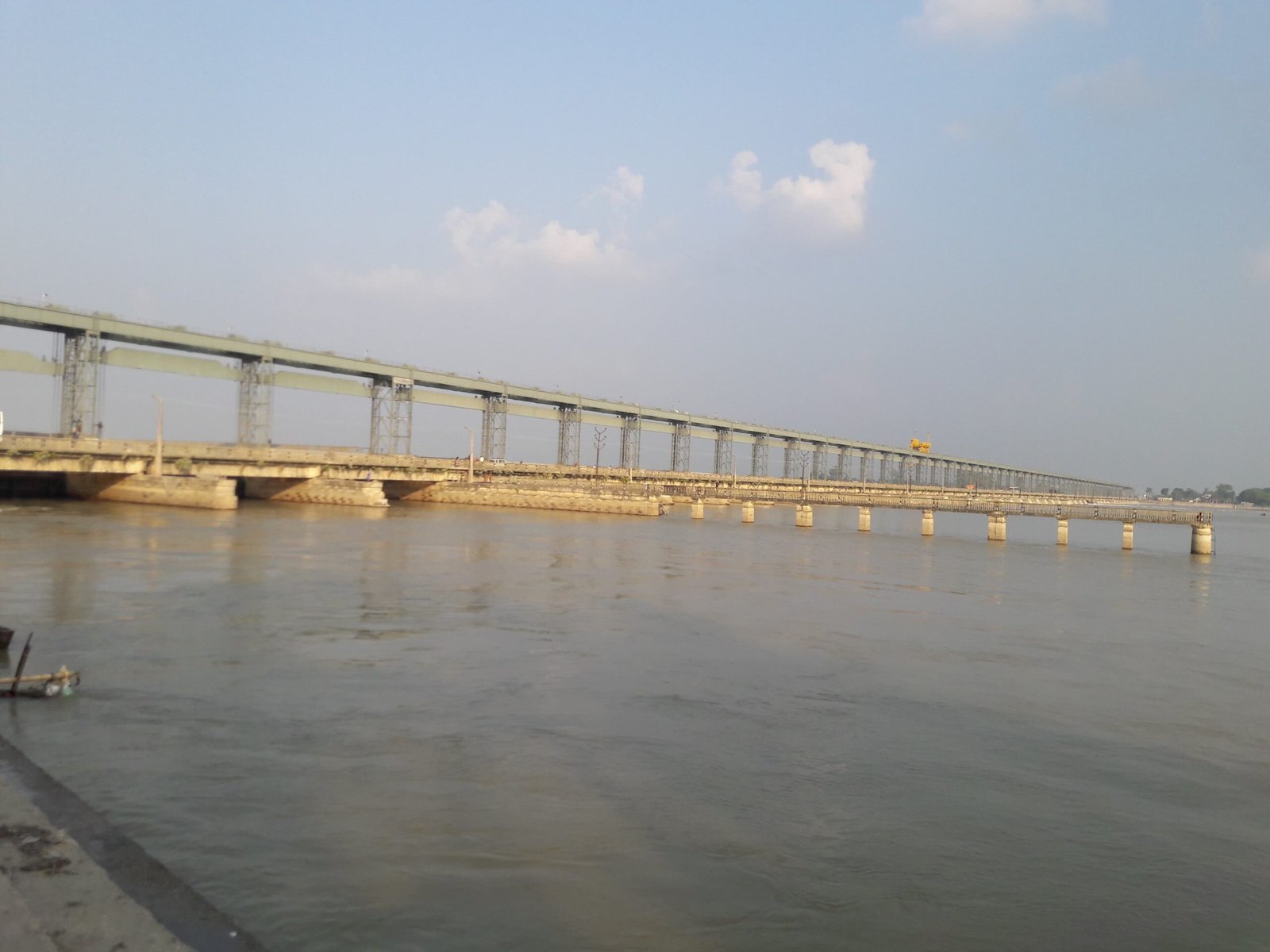 नेपाल में भारी बारिश के बाद सुपौल में कोसी बराज से तेजी से बहता पानी और बिहार में बाढ़ की चेतावनी का दृश्य